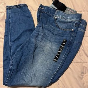 Torrid NWT Bombshell skinny jeans